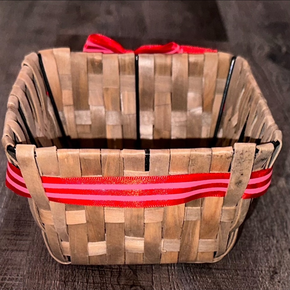 π Small Square Wicker Basket With Ribbon - Picture 2 of 5
